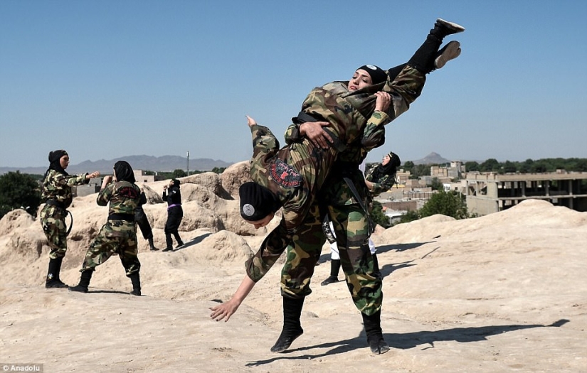 Ninja en hiyab: cómo las mujeres iraníes aprenden artes marciales en el desierto