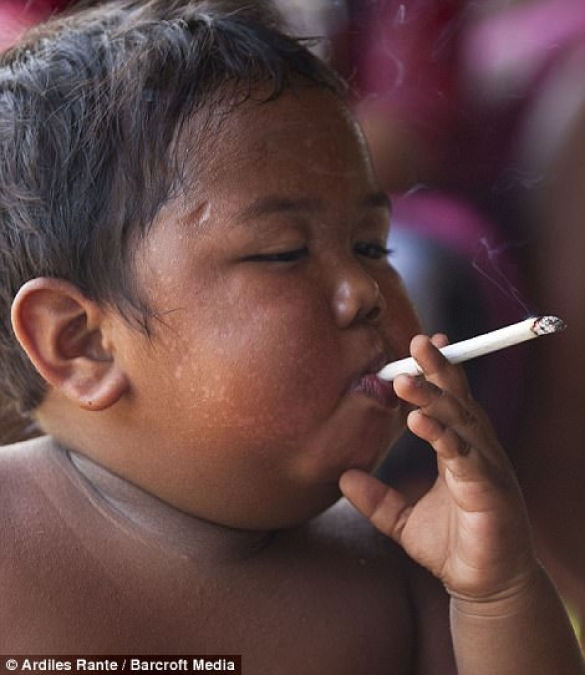 Niño de dos años de Indonesia dejó de fumar