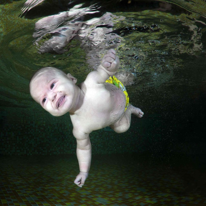 Niños ucranianos felices bajo el agua