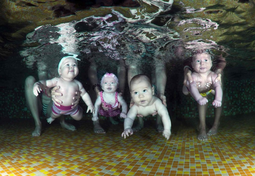 Niños ucranianos felices bajo el agua