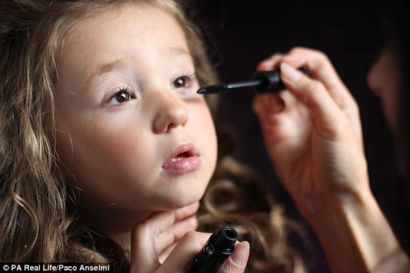"No hay pervertidos mirándola allí": mamá dice que su hija de 3 años está obsesionada con los concursos de belleza
