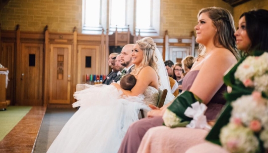 No seas tímido: la novia amamantó al bebé durante la boda