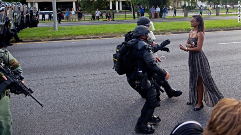 Nonviolent Resistance: A photo from Baton Rouge that the whole internet is talking about now