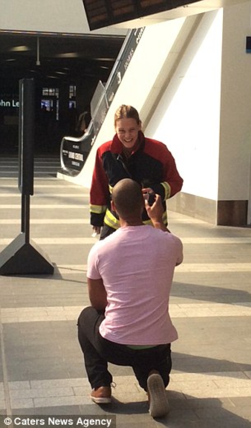 Normally burned out: the guy called rescuers to propose to a firefighter girl