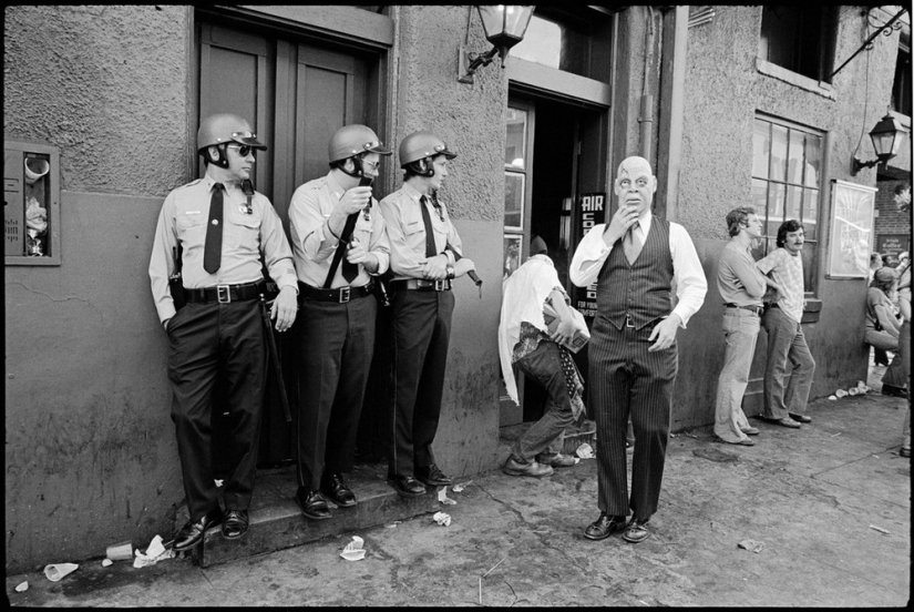 "Nos lanzan algo!": Mardi Gras in New Orleans in pictures by Bruce Gilden