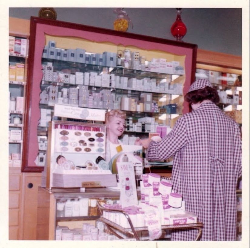 Nostalgia alienígena: la abundancia de tiendas estadounidenses en los años 60