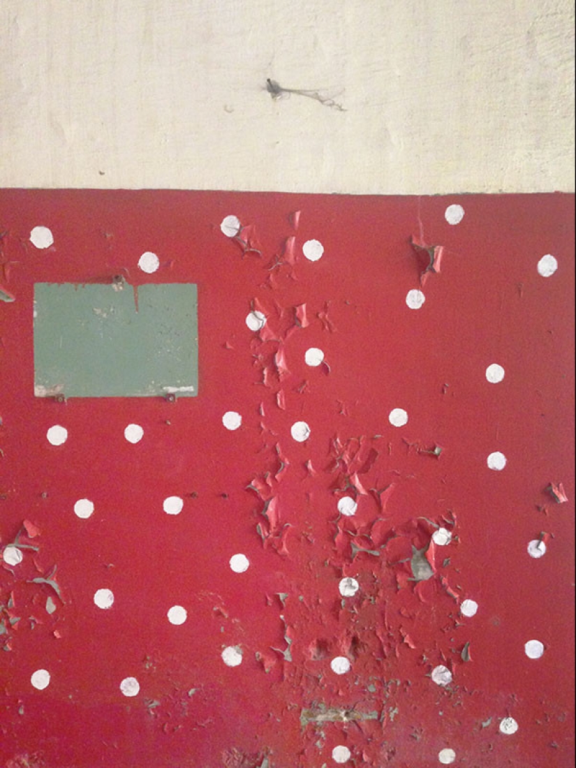 Nostalgia íntima: lo que las paredes de los apartamentos soviéticos abandonados pueden decirte