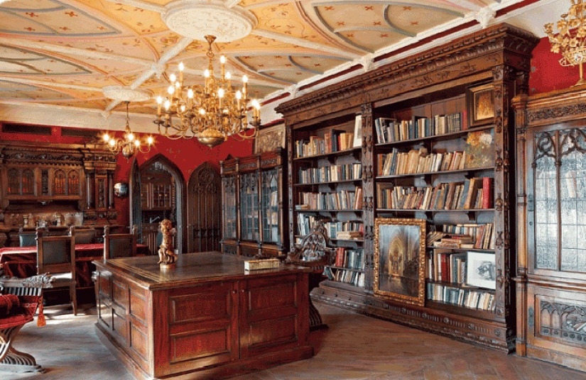 Not presented, but painted: Nikas Safronov's 15-room mansion in the center of Moscow