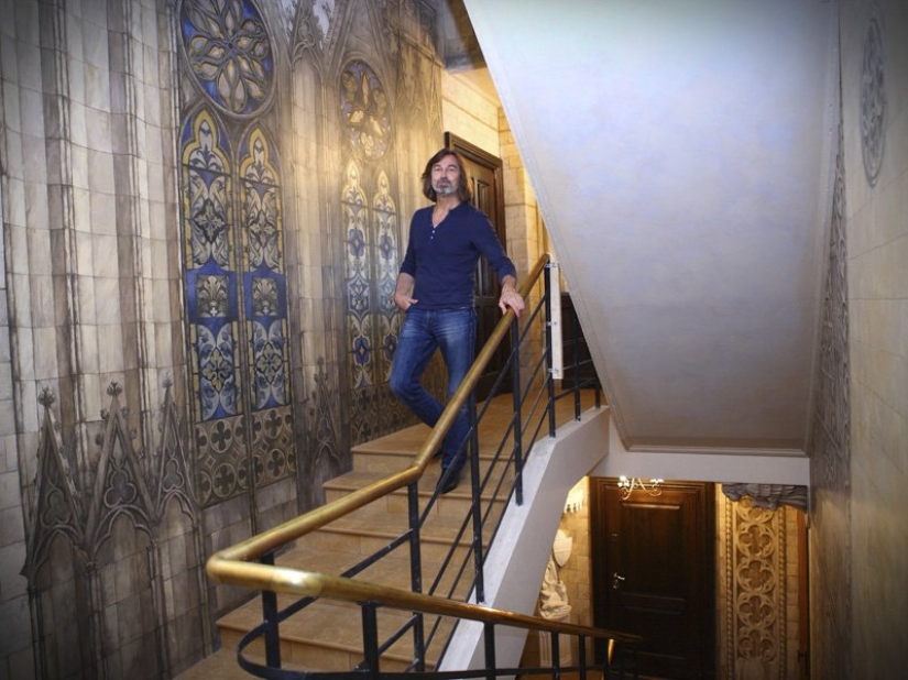 Not presented, but painted: Nikas Safronov's 15-room mansion in the center of Moscow