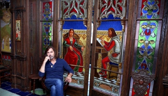 Not presented, but painted: Nikas Safronov's 15-room mansion in the center of Moscow