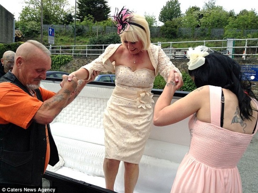 Novia de 58 años llega a su propia boda... en un ataúd