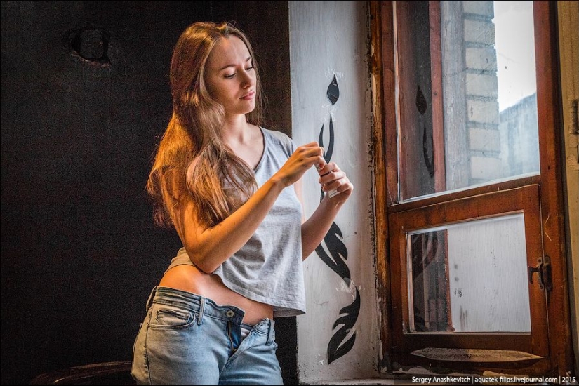 Nude painting: this girl paints pictures with her breasts!