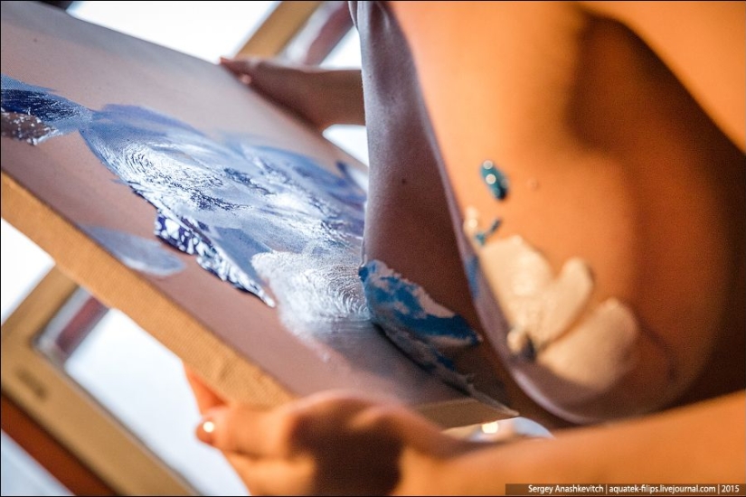 Nude painting: this girl paints pictures with her breasts!