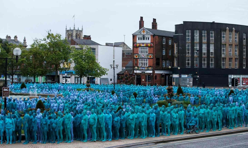 Océano azul desnudo: miles de británicos se desnudaron, se pintaron el cuerpo de azul y salieron a caminar