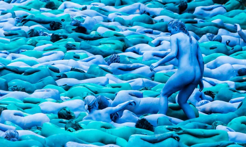 Océano azul desnudo: miles de británicos se desnudaron, se pintaron el cuerpo de azul y salieron a caminar