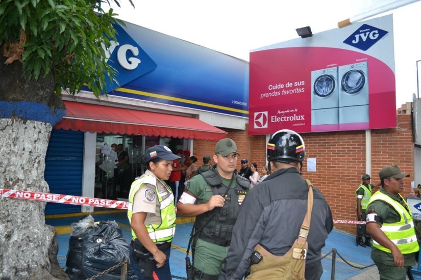 “Ocupación” socialista en Venezuela: El ejército incautó comercios y reparte mercadería casi gratis