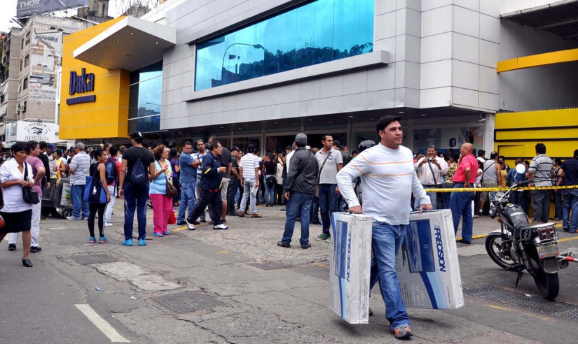 “Ocupación” socialista en Venezuela: El ejército incautó comercios y reparte mercadería casi gratis