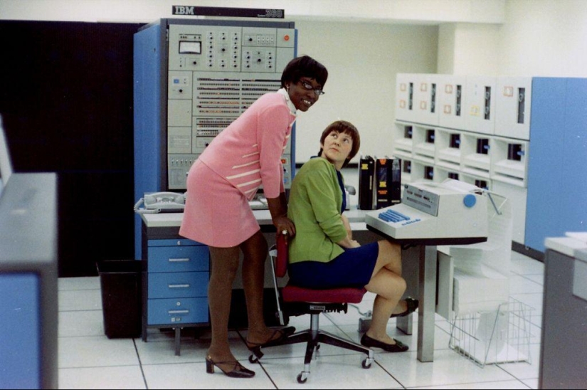 Office workers 50 years ago