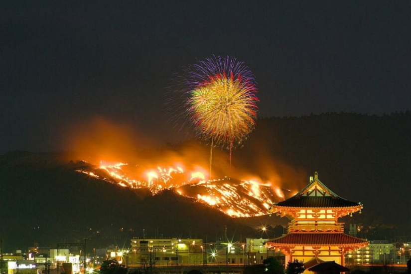 Oh, estas rarezas orientales: por qué los japoneses prenden fuego a la montaña todos los años