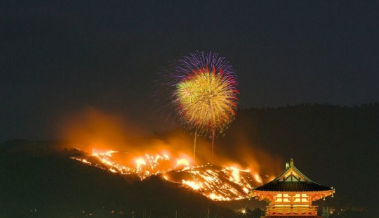 Oh, estas rarezas orientales: por qué los japoneses prenden fuego a la montaña todos los años