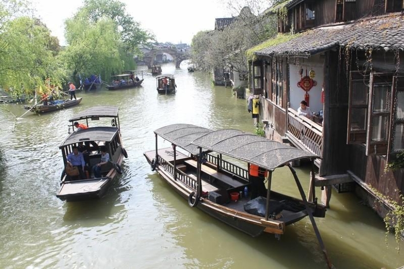 One day in the &quot;Chinese Venice&quot;