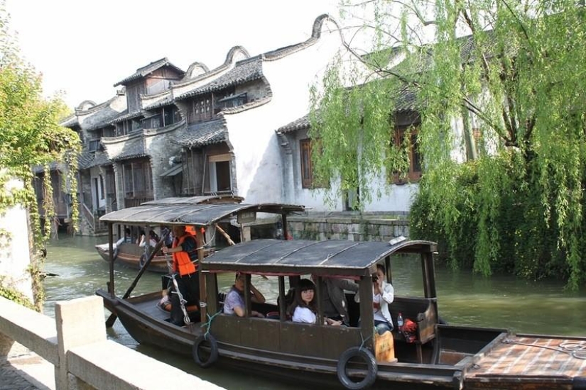 One day in the &quot;Chinese Venice&quot;