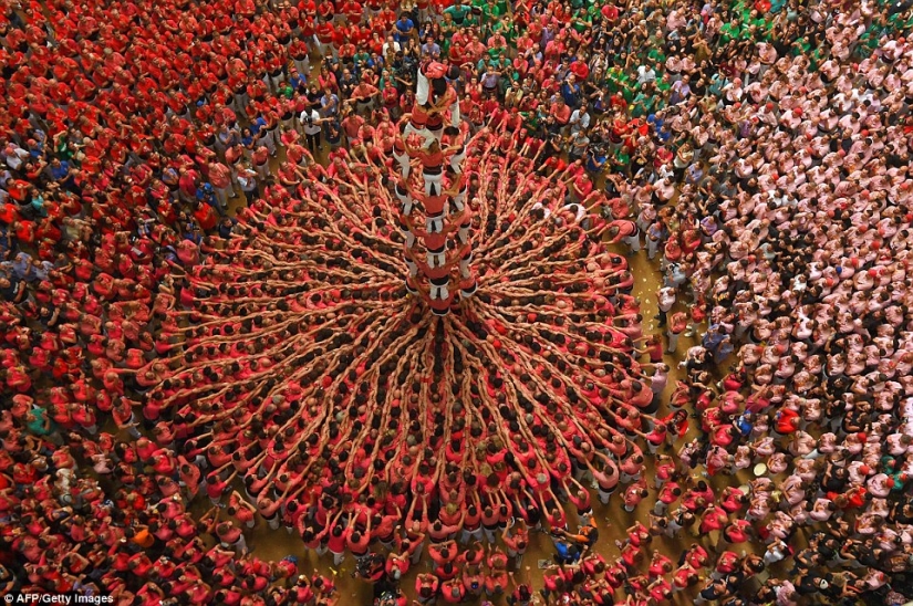 Only the sky is higher: how the Spaniards build giant towers of people