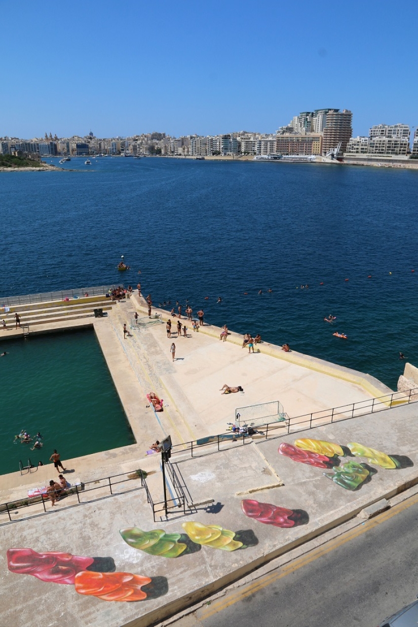 Osos 3D en el paseo marítimo de Malta, y uno de ellos está muerto