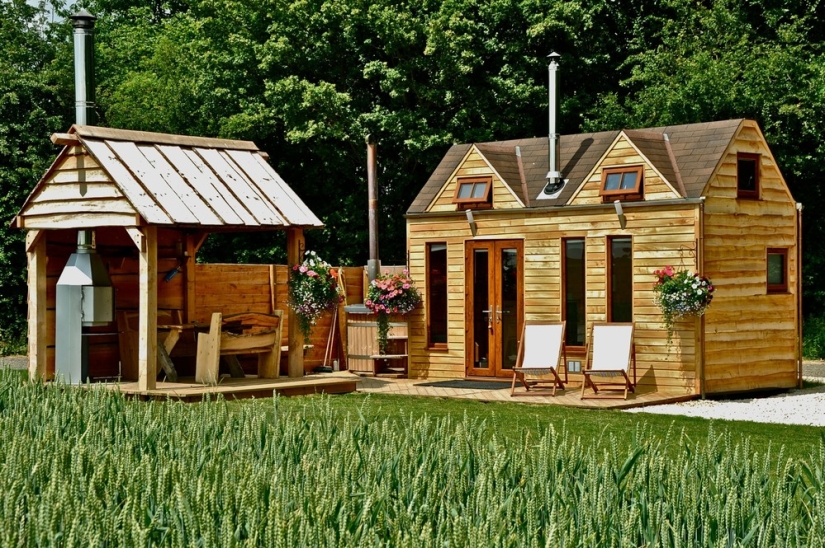 Outdoors in comfort: in a mobile house with an area of only 12 square meters. m there is a place for 5 people