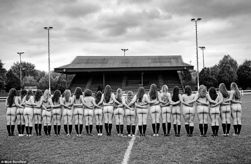 Oxford women&#39;s varsity rugby players strip for charity