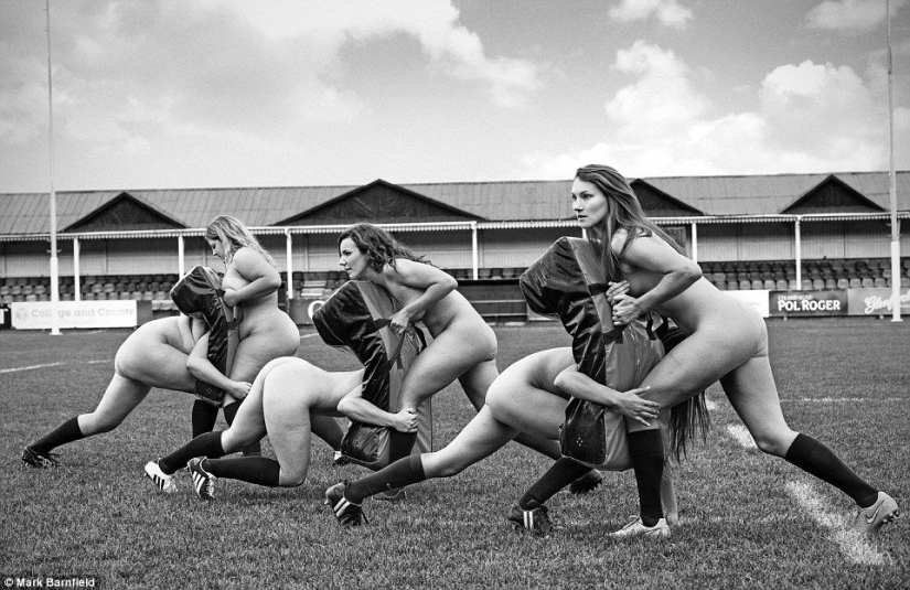 Oxford women&#39;s varsity rugby players strip for charity