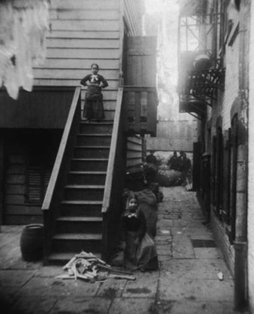 Pages of life of ordinary and poor Americans in New York of the XIX century