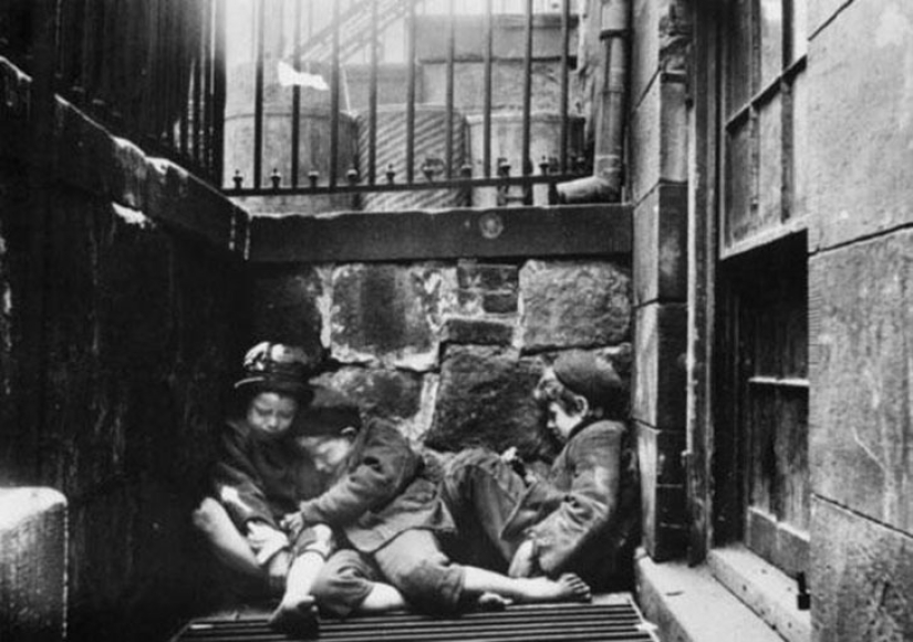 Pages of life of ordinary and poor Americans in New York of the XIX century