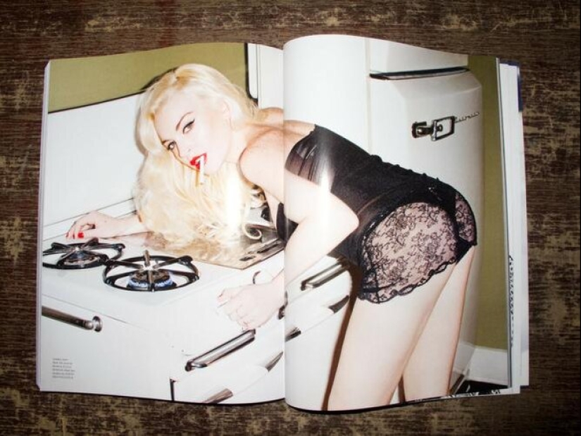 Pamela Anderson desnuda contra el fondo de iconos y pop Kardashian-fotos escandalosas de estrellas