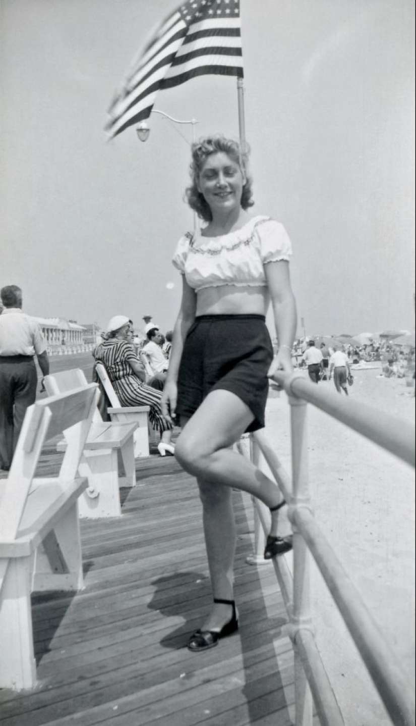 Pantalones cortos con una parte superior recortada: el atuendo de verano favorito de las jóvenes estadounidenses de los años 40