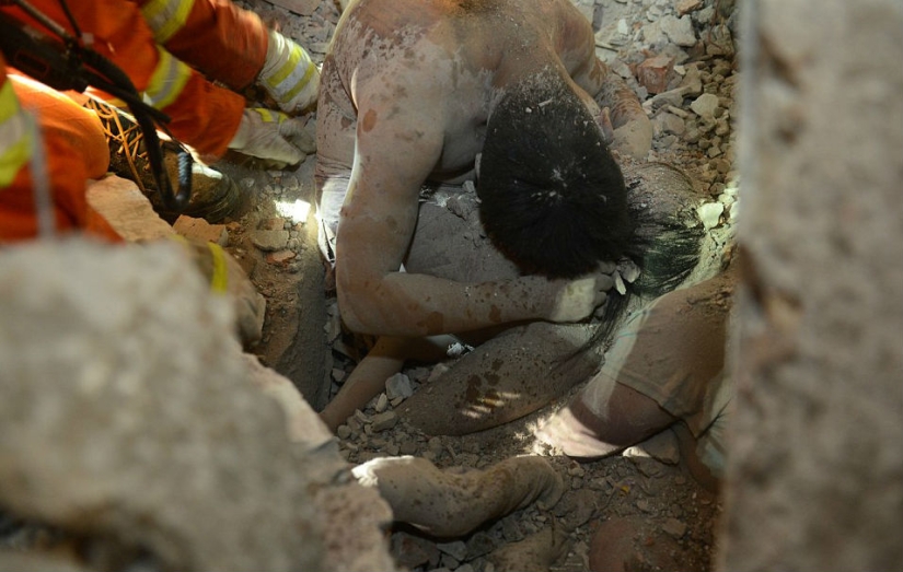 Parents sacrificed their lives by covering their daughter during the collapse of the house
