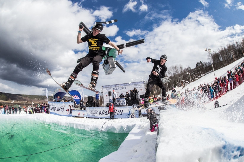 Party hard at Snezhny: the most creative snowboard race in Russia