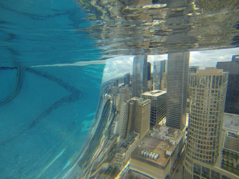 Paso al vacío: una piscina con fondo transparente a una altura de 150 metros