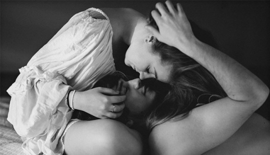 Passion and tenderness: the photographer showed intimate moments of couples in love