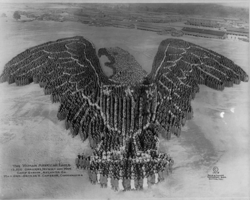 Patriotic mass photos of Arthur Mall during the First World War