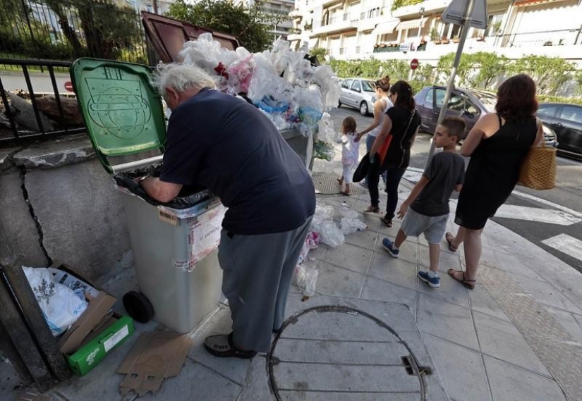 Pensionista francés come de contenedores de basura