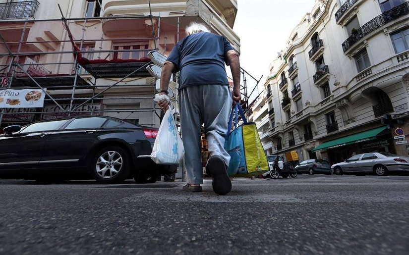 Pensionista francés come de contenedores de basura