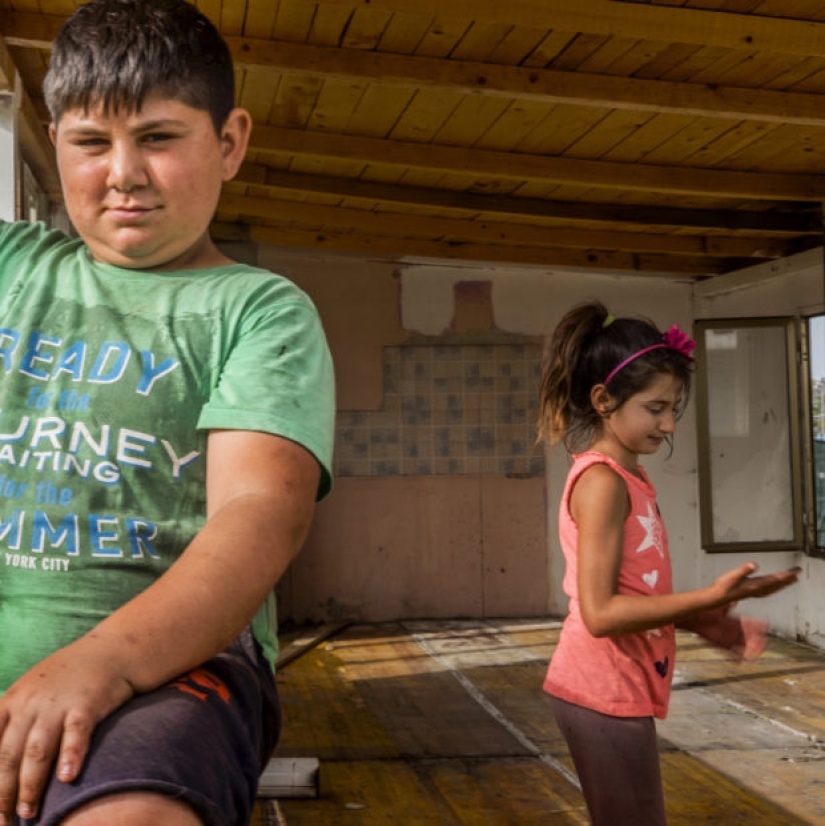 People without a permanent place of residence: an Italian photographer has created a unique project about the life of Gypsies