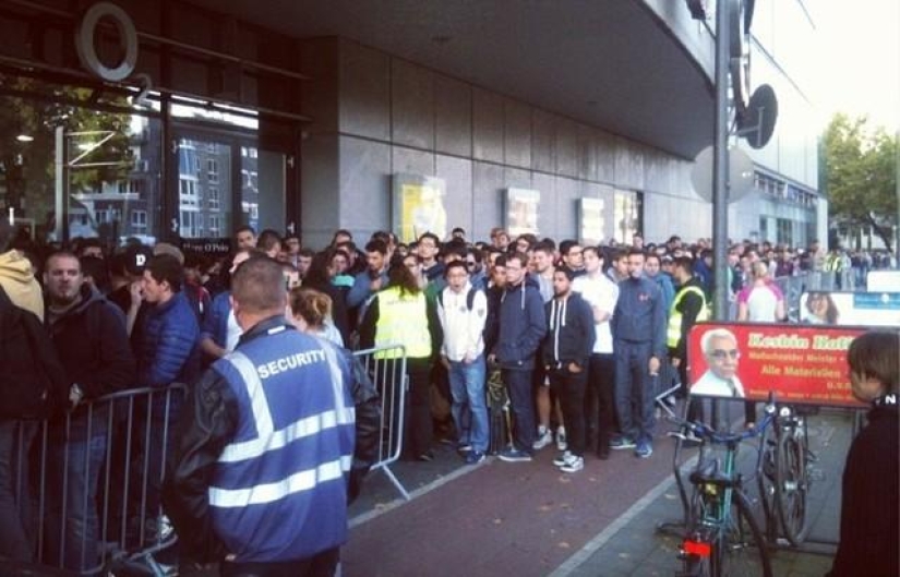 Photos from queues for iPhone 6 around the world