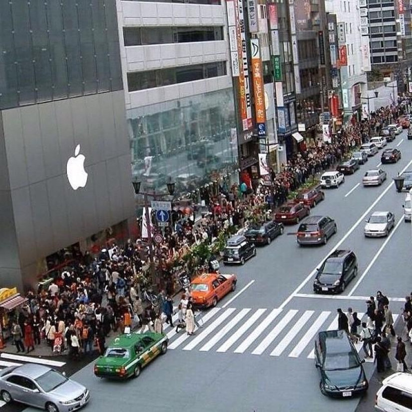 Photos from queues for iPhone 6 around the world