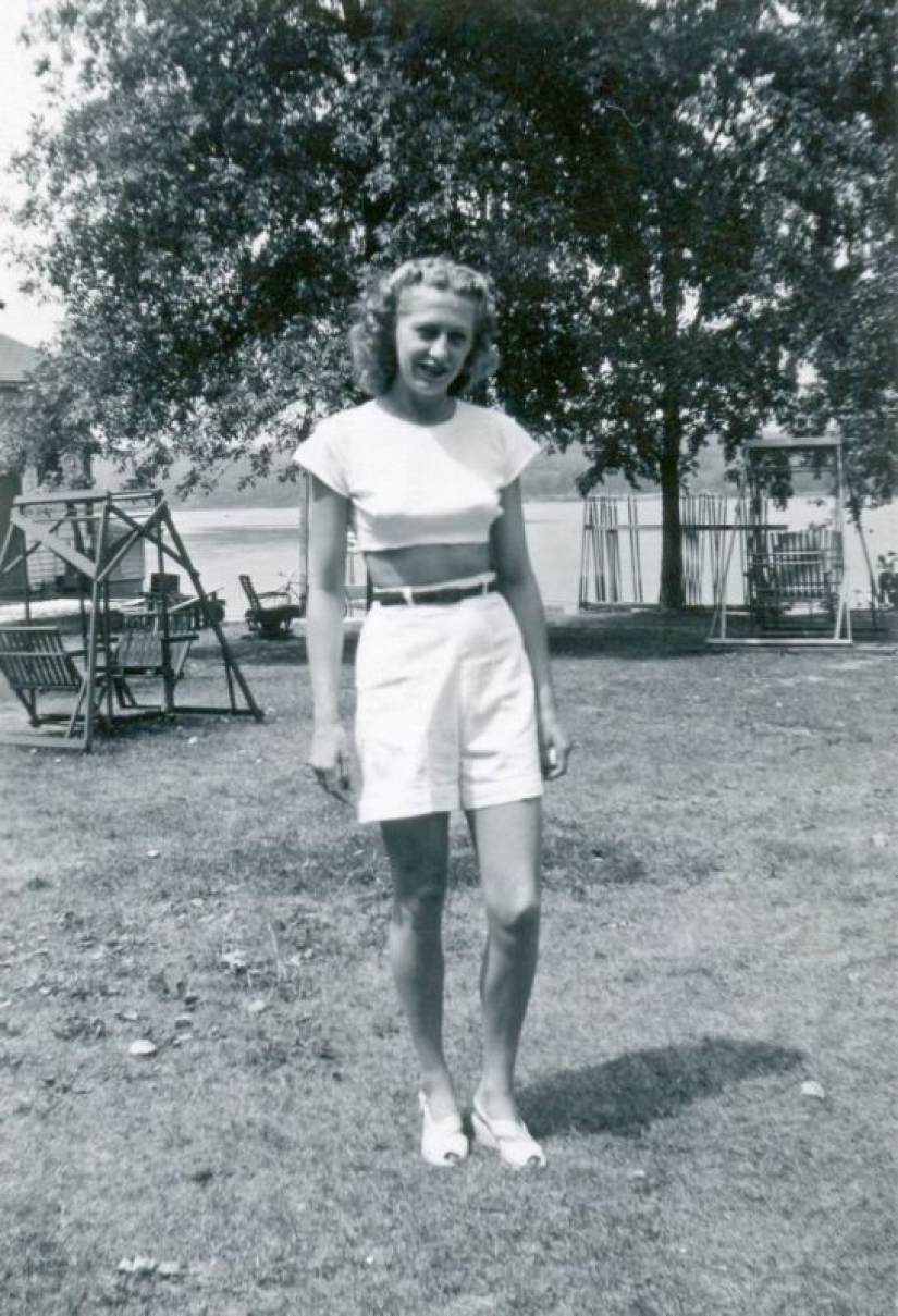 Photos of girls of the 40s in short tops and shorts