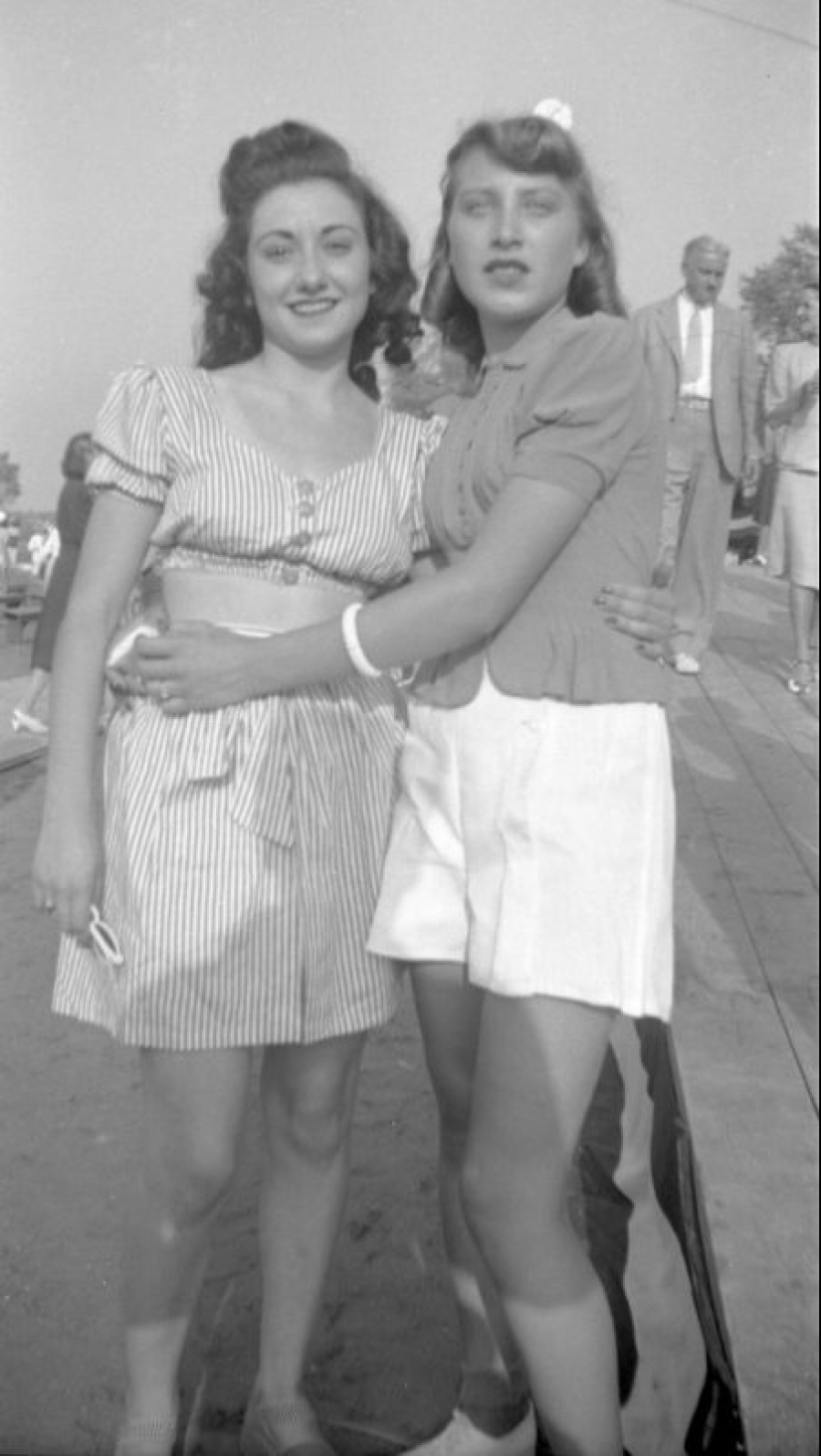 Photos of girls of the 40s in short tops and shorts
