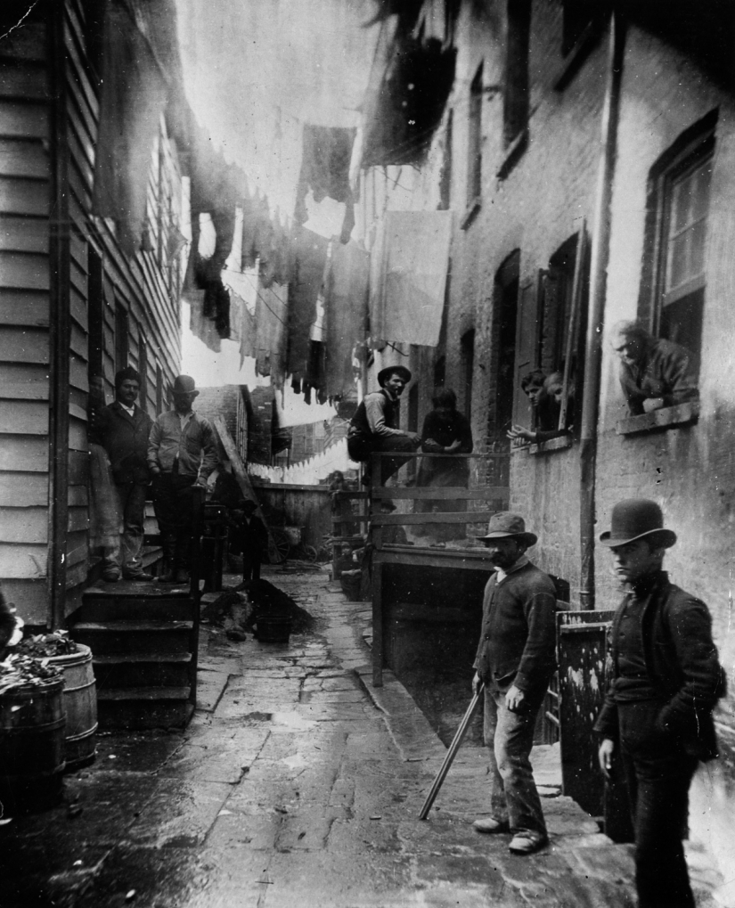 Photos of Manhattan 1870-1900, when the island was a slum of New York