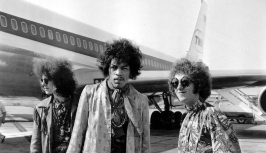 Pieles, cigarros y paparazzi: Cómo viajaban las celebridades en los años 70