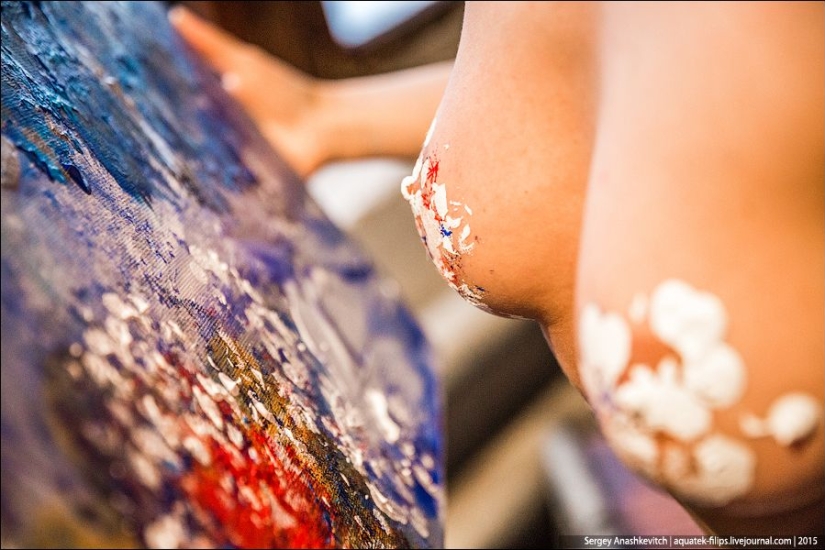 Pintura desnuda: esta chica pinta cuadros con sus pechos!